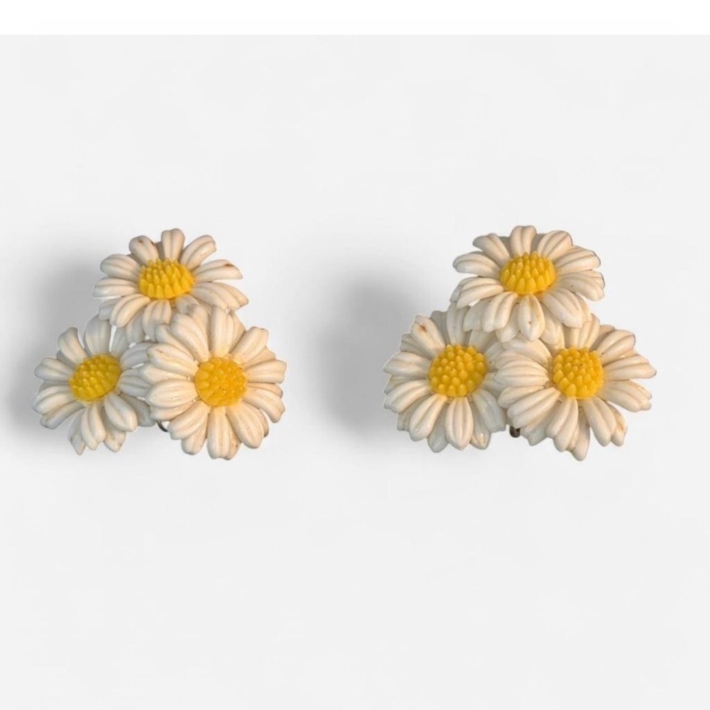 Vintage 1960s White Daisy Clip‑On Earrings